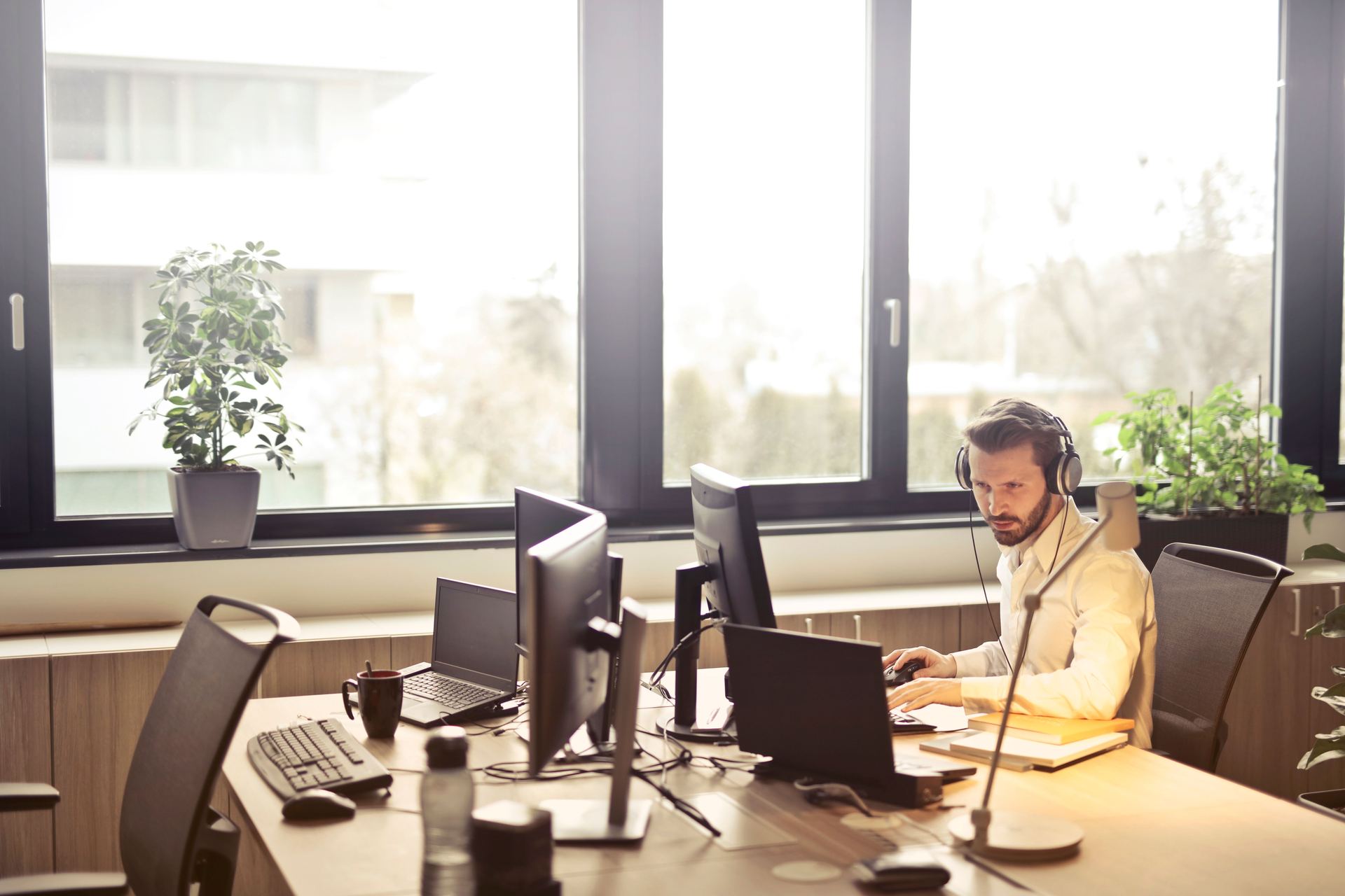 Managed IT Services: helpdesk engineer at work